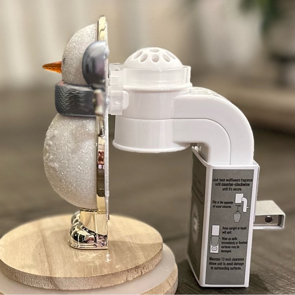 Bath & Body Works Snowman Wallflower Plug - Picture 2 of 5